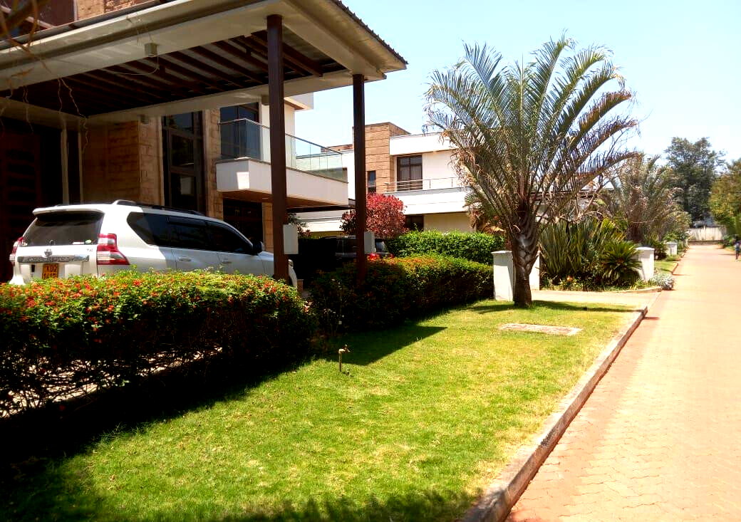 5-Ensuite Townhouse with DSQ & Fireplace – Karen Gated Community