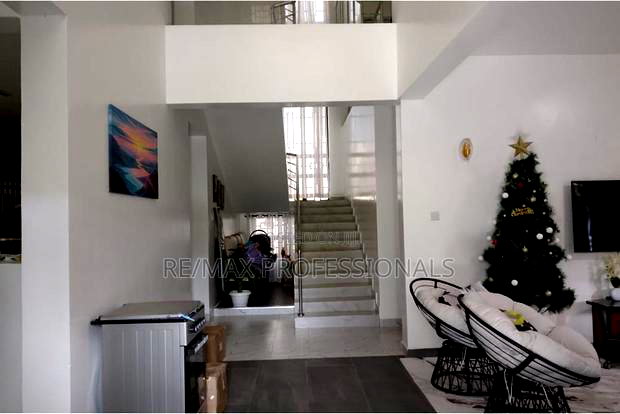 4bdrm Mansion in Gateway Mall Area for sale