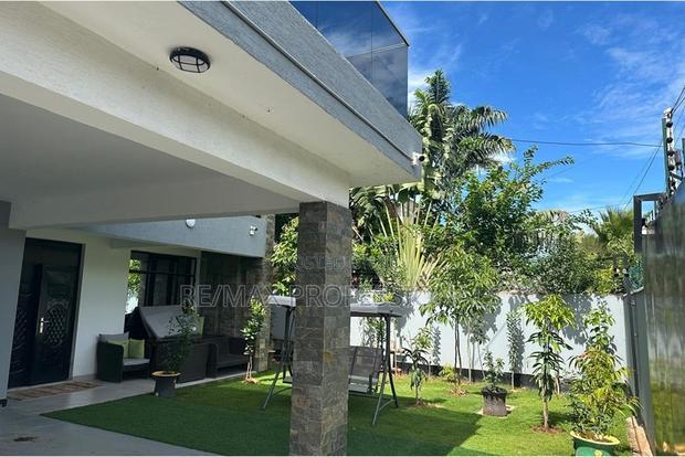 4bdrm Mansion in Gateway Mall Area for sale