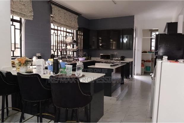 4bdrm Mansion in Gateway Mall Area for sale