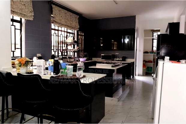 4bdrm Mansion in Gateway Mall Area for sale