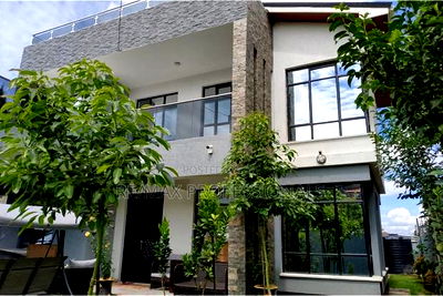 4bdrm Mansion in Gateway Mall Area for sale - Image 1