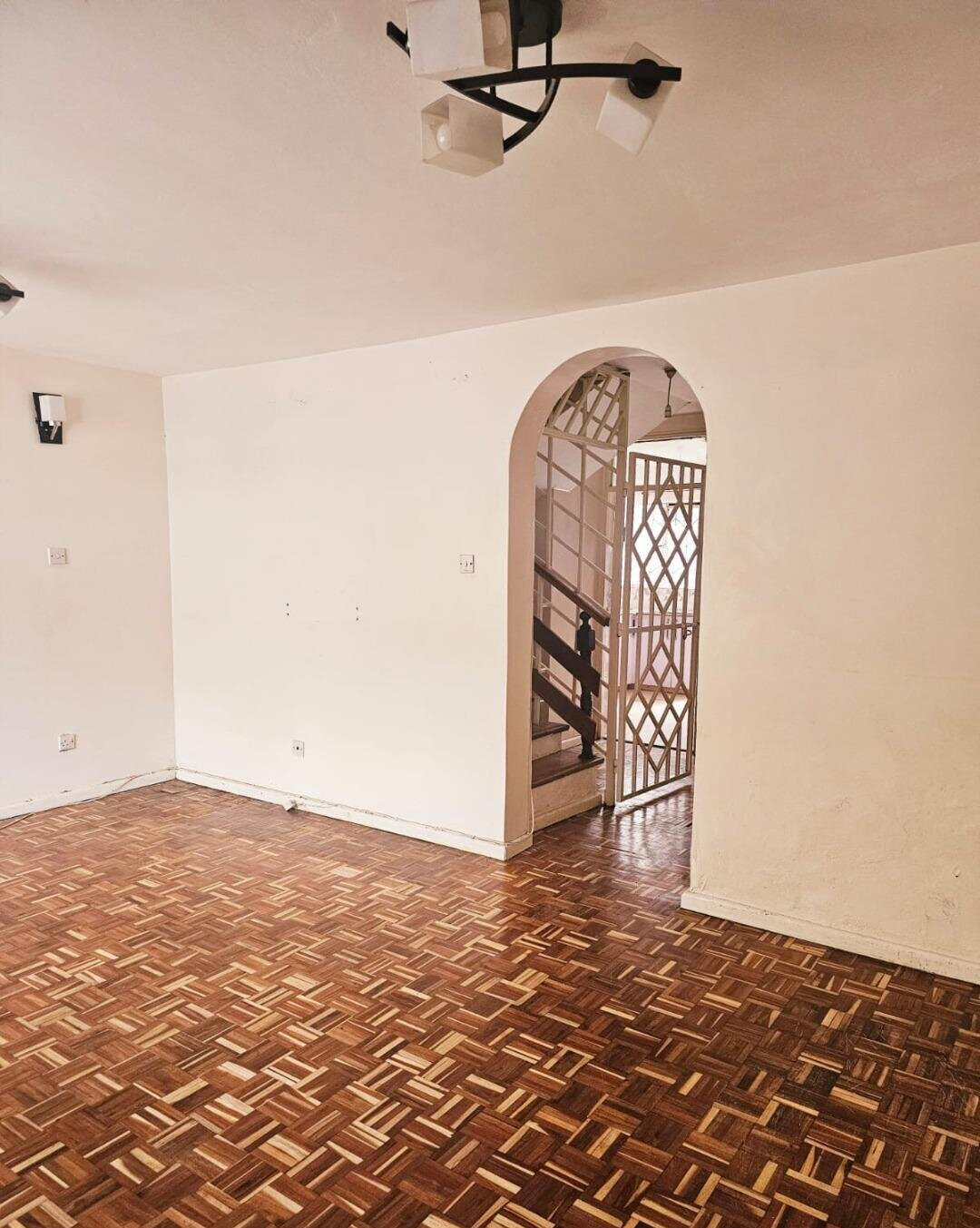 4BR Townhouse with DSQ in Secluded 33-Unit Estate - Lavington