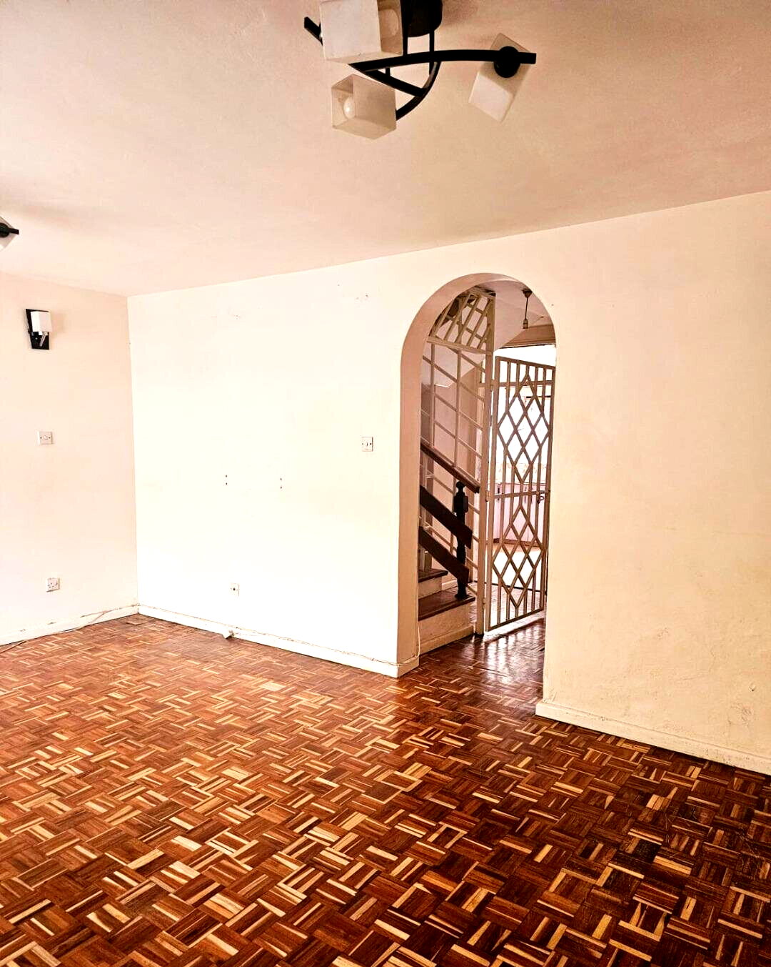 4BR Townhouse with DSQ in Secluded 33-Unit Estate - Lavington