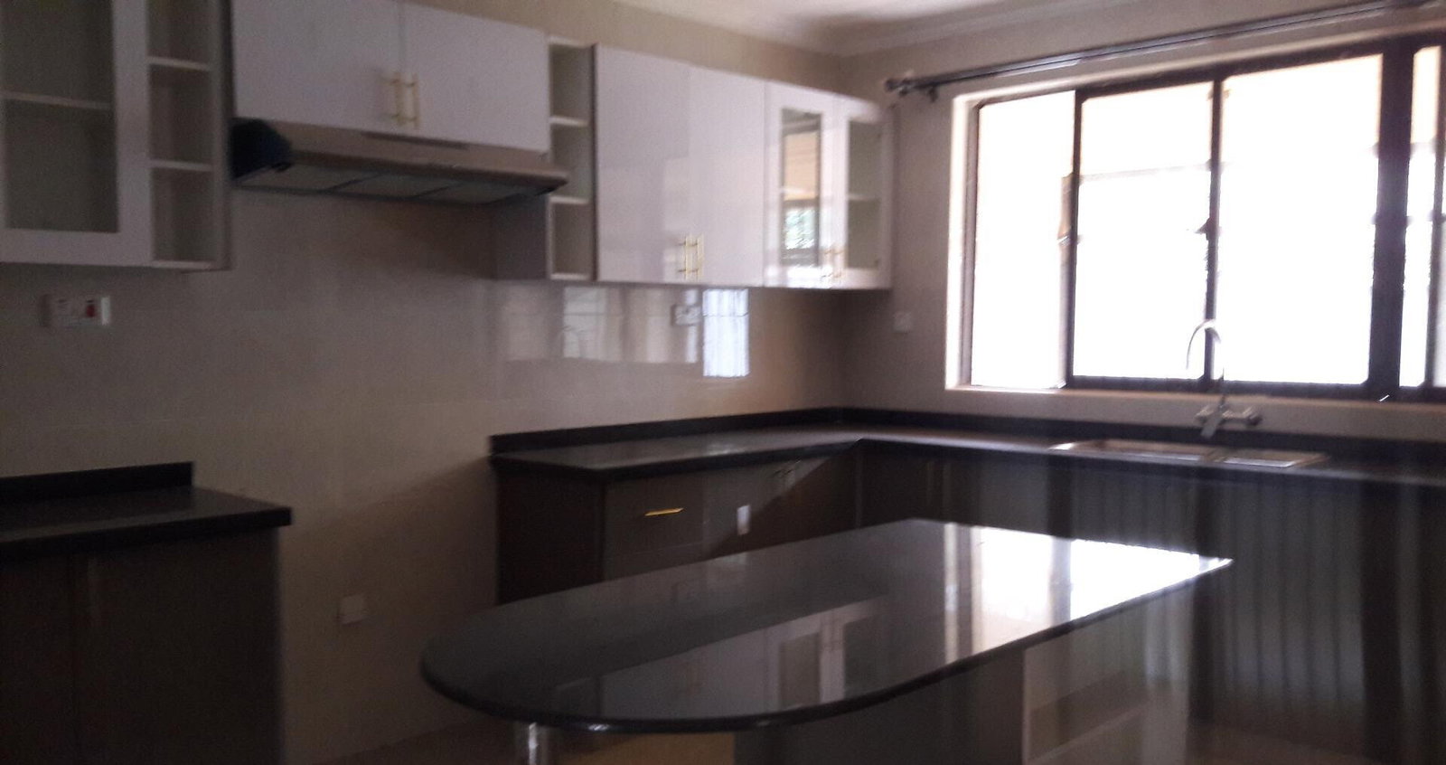 5-Ensuite Townhouse with Fireplace & Rooftop Terrace - Lavington