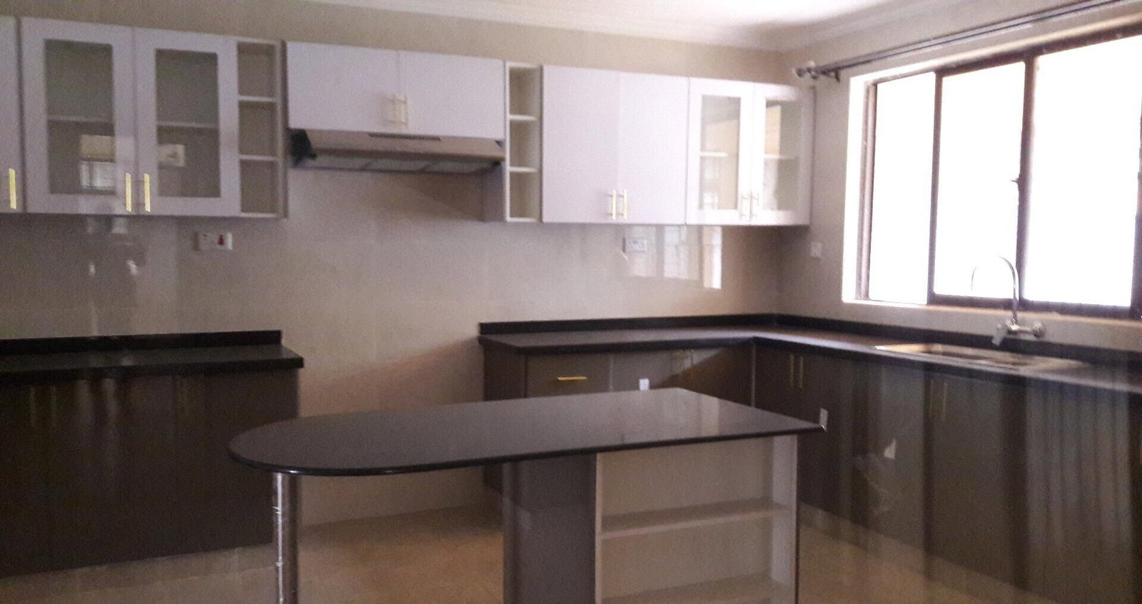 5-Ensuite Townhouse with Fireplace & Rooftop Terrace - Lavington