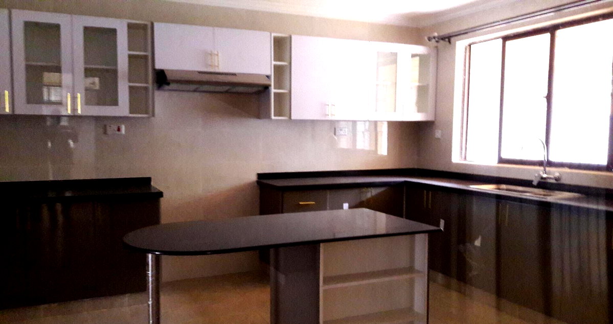 5-Ensuite Townhouse with Fireplace & Rooftop Terrace - Lavington