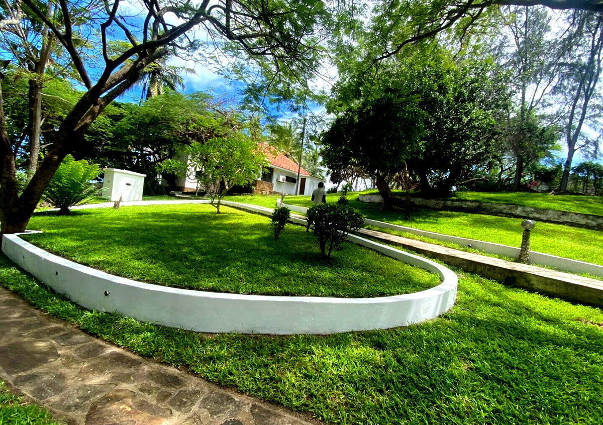 1.8-Acre Beachfront Townhouse with Guest Wing – Malindi