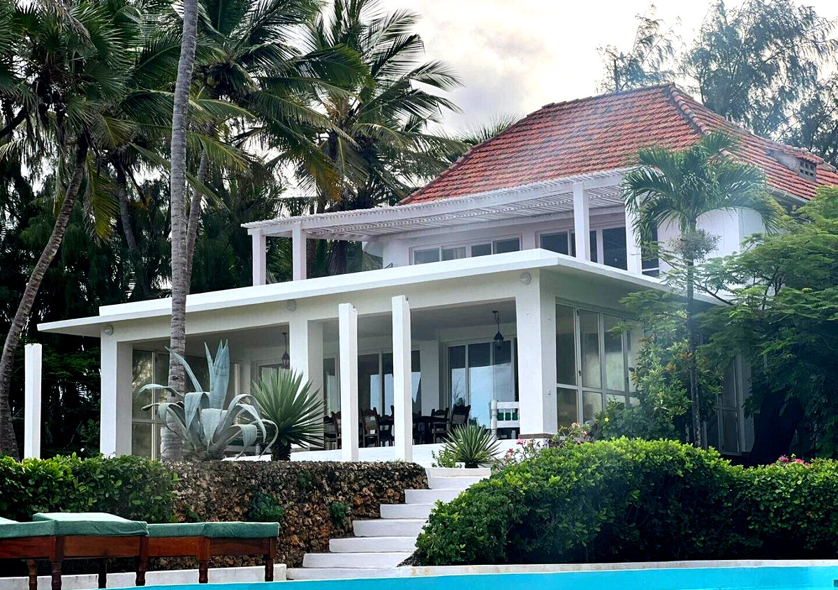 1.8-Acre Beachfront Townhouse with Guest Wing – Malindi