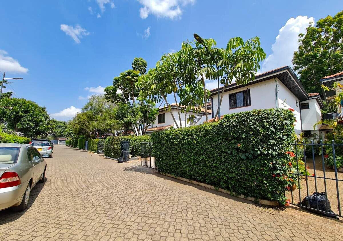 4BR Townhouse with DSQ & Private Garden - Spring Valley