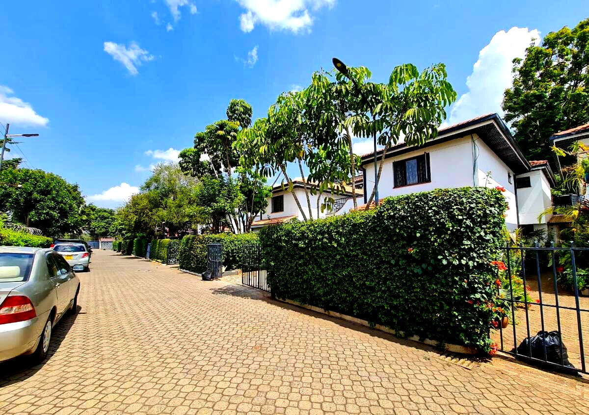 4BR Townhouse with DSQ & Private Garden - Spring Valley
