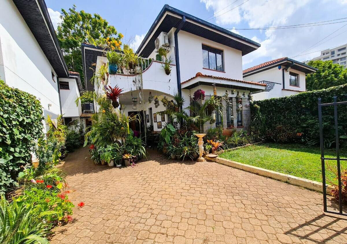 4BR Townhouse with DSQ & Private Garden - Spring Valley