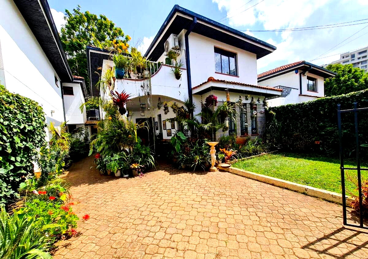 4BR Townhouse with DSQ & Private Garden - Spring Valley