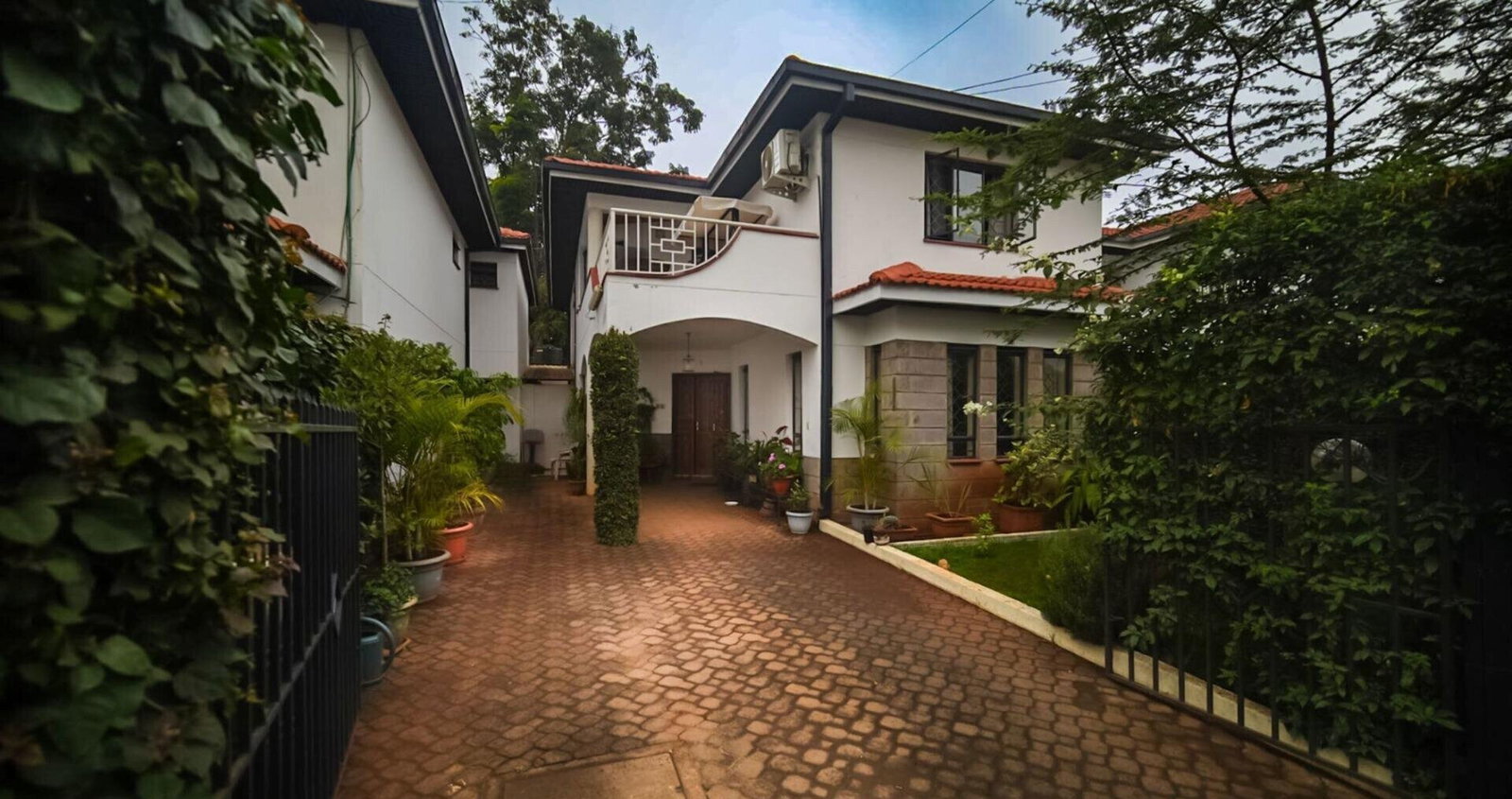 4BR Townhouse with DSQ & Private Garden - Spring Valley