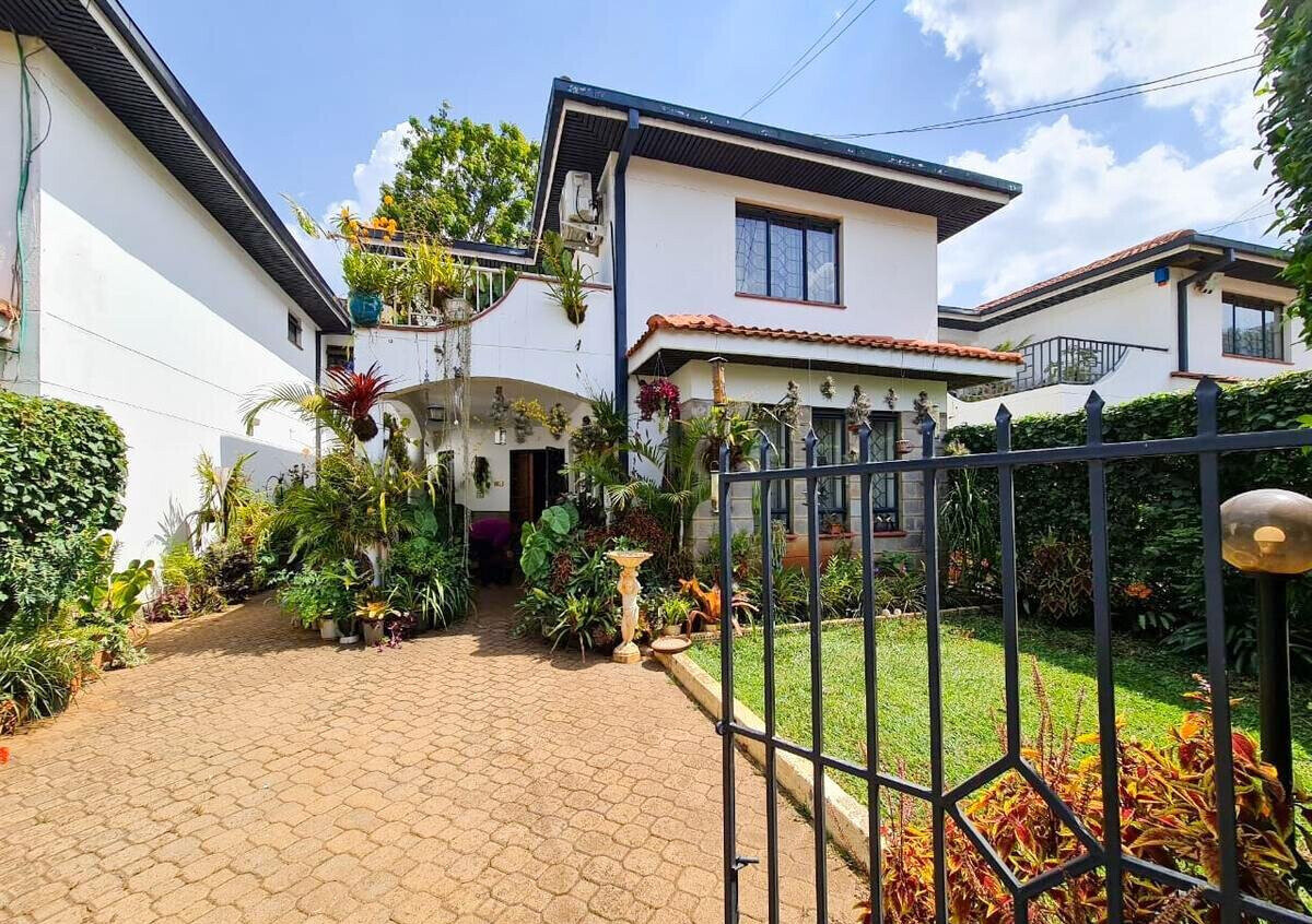 4BR Townhouse with DSQ & Private Garden - Spring Valley
