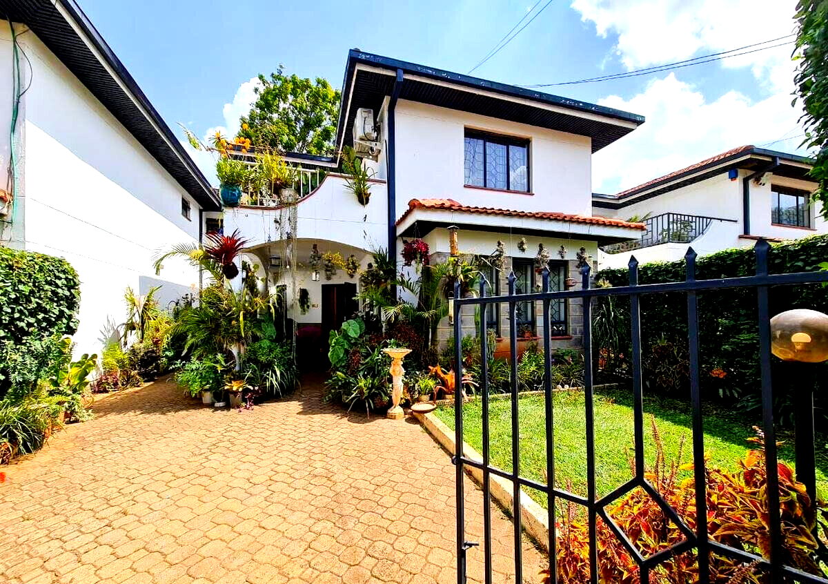 4BR Townhouse with DSQ & Private Garden - Spring Valley