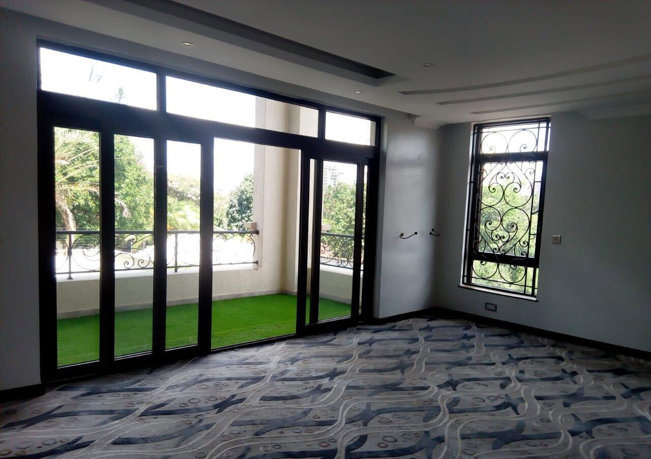 5-Ensuite Townhouse with Modern Kitchen & Ample Parking - Valley Arcade