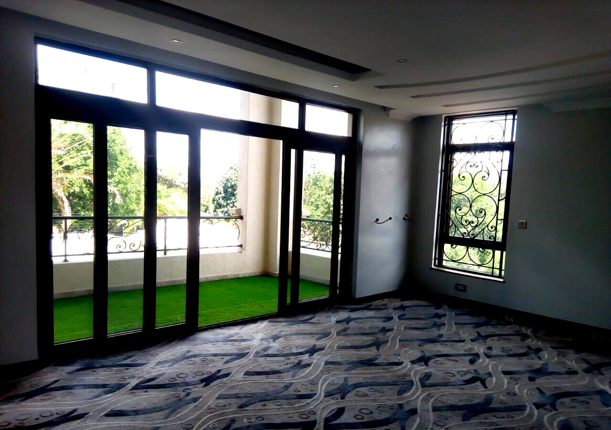 5-Ensuite Townhouse with Modern Kitchen & Ample Parking - Valley Arcade