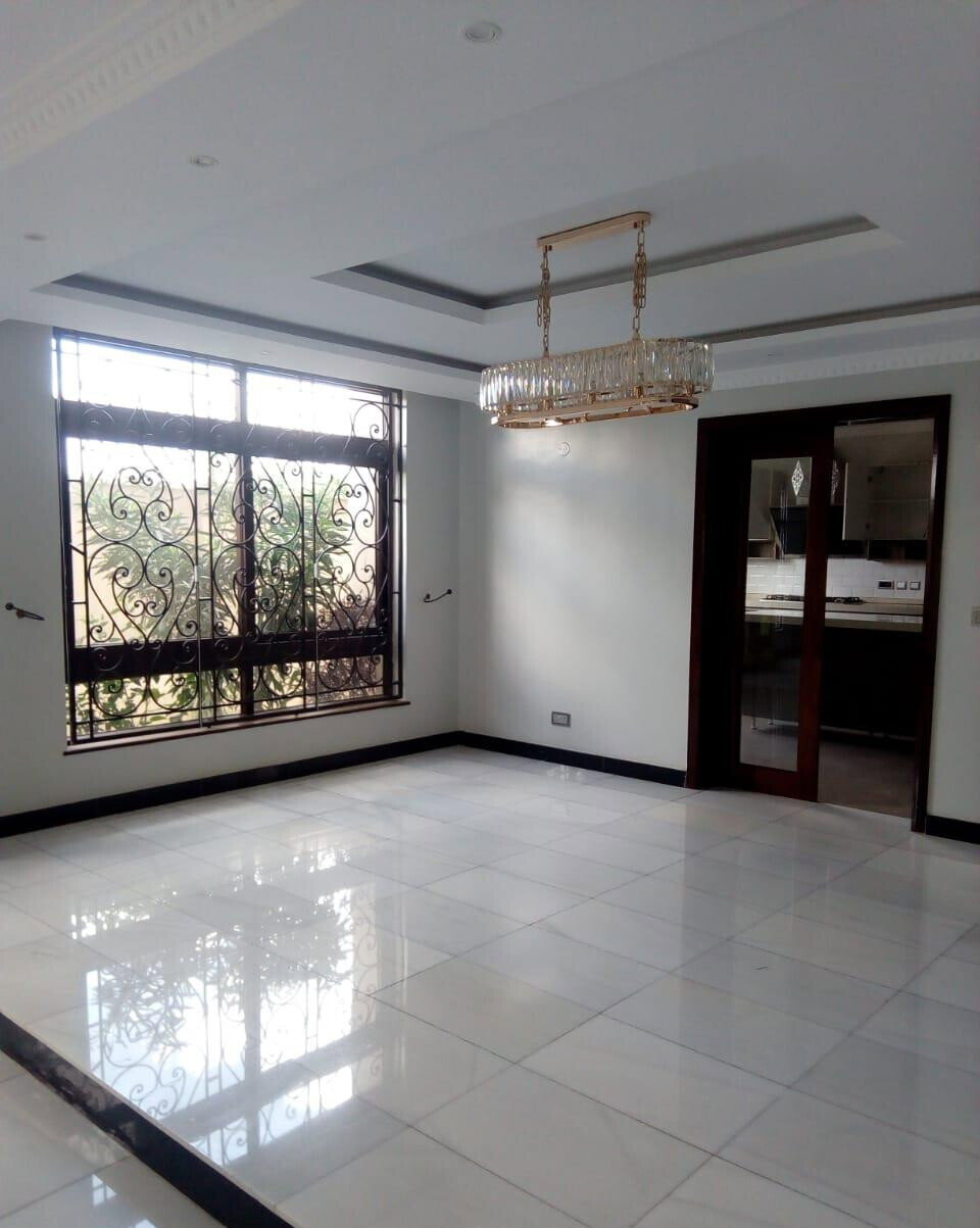 5-Ensuite Townhouse with Modern Kitchen & Ample Parking - Valley Arcade