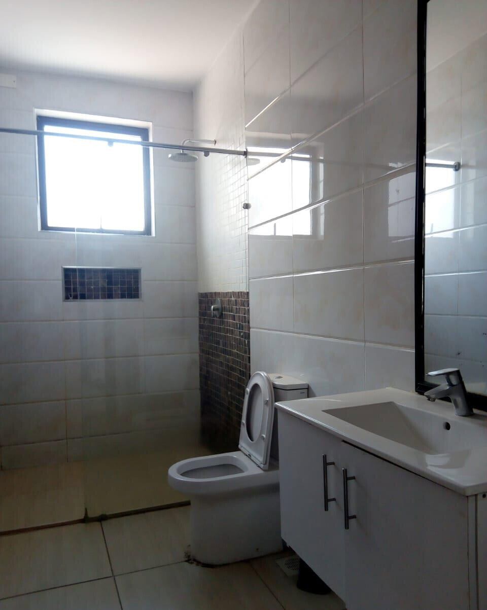 5-Ensuite Townhouse with Modern Kitchen & Ample Parking - Valley Arcade