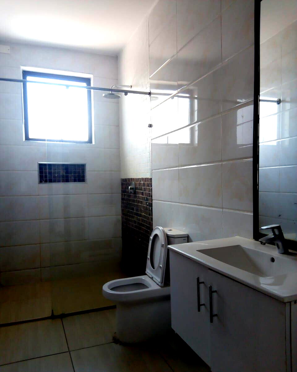 5-Ensuite Townhouse with Modern Kitchen & Ample Parking - Valley Arcade