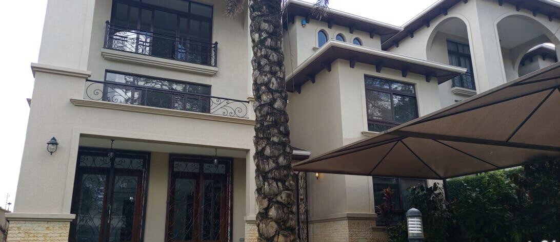 5-Ensuite Townhouse with Modern Kitchen & Ample Parking - Valley Arcade