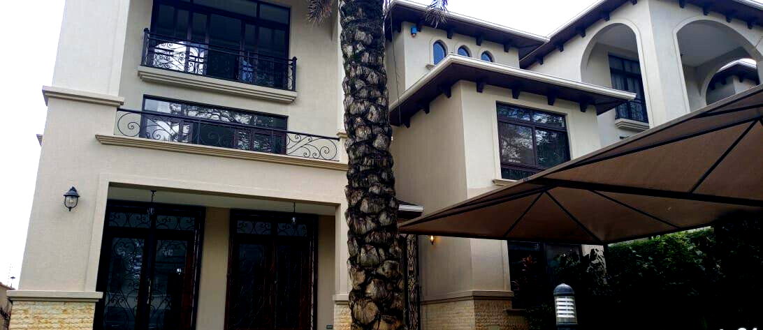 5-Ensuite Townhouse with Modern Kitchen & Ample Parking - Valley Arcade