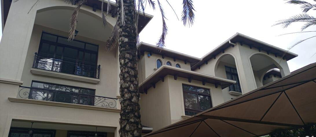 5-Ensuite Townhouse with Modern Kitchen & Ample Parking - Valley Arcade