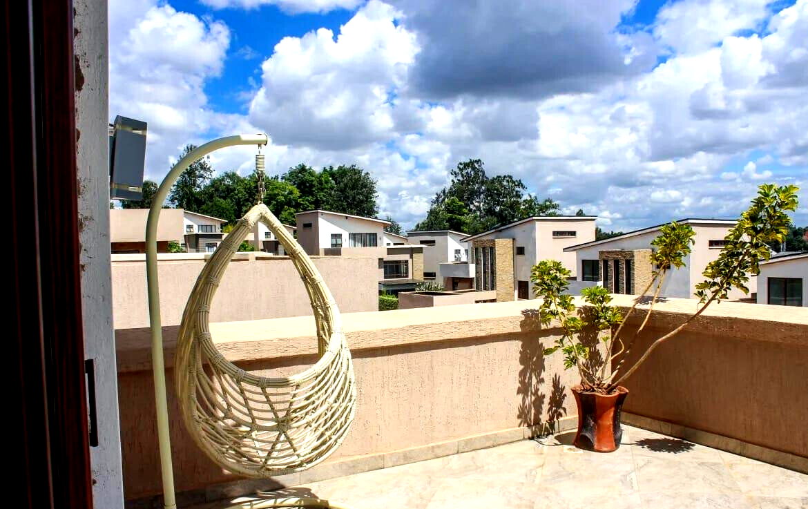 4BR Townhouse with Indoor-Outdoor Flow - UN Blue Zone, Runda