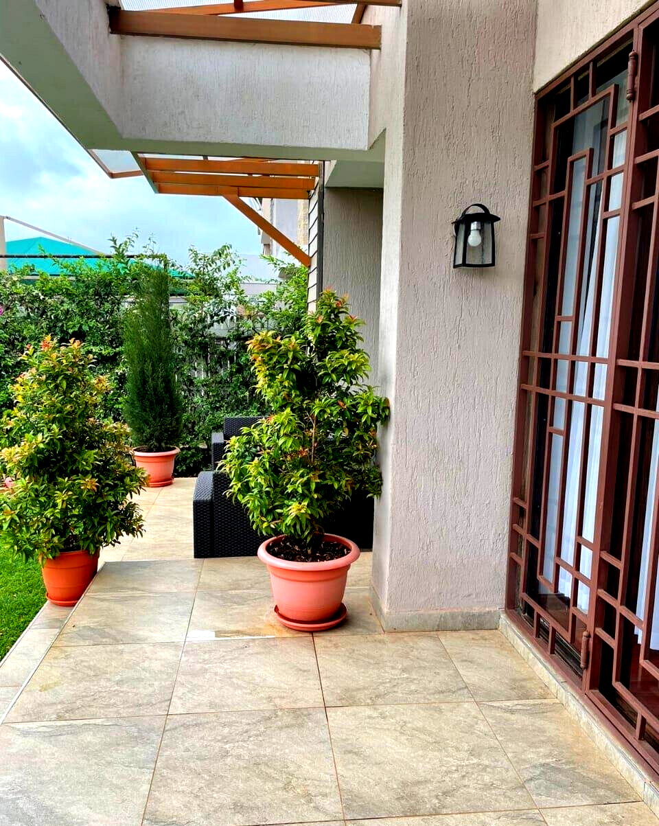 4BR Townhouse with Indoor-Outdoor Flow - UN Blue Zone, Runda