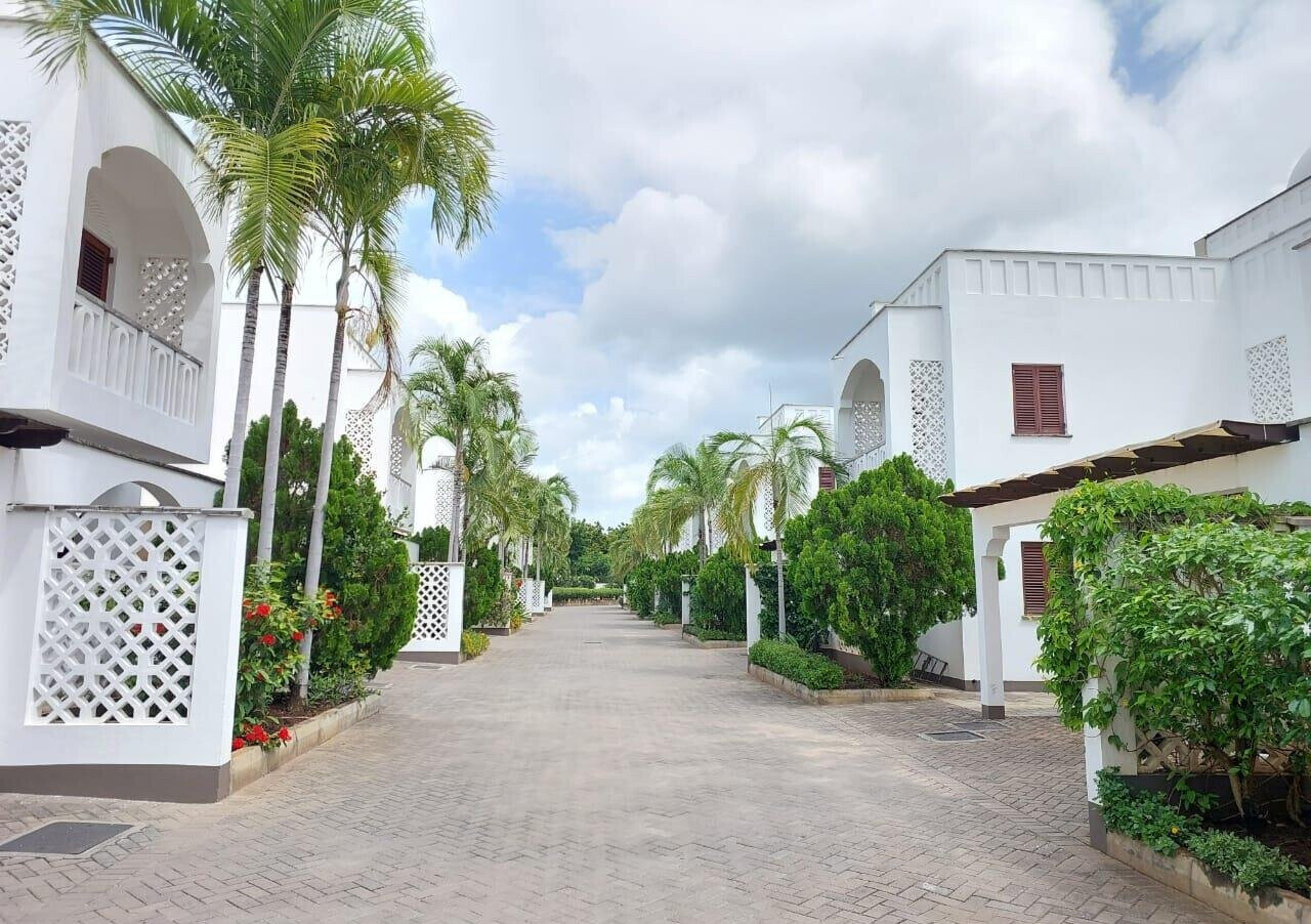 4BR All-Ensuite Villa with Rooftop Kitchenette & Pool - Nyali