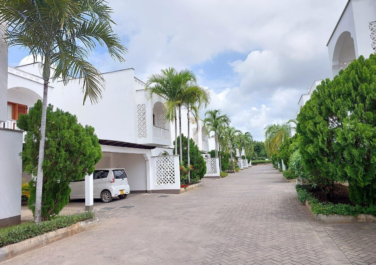 4BR All-Ensuite Villa with Rooftop Kitchenette & Pool - Nyali
