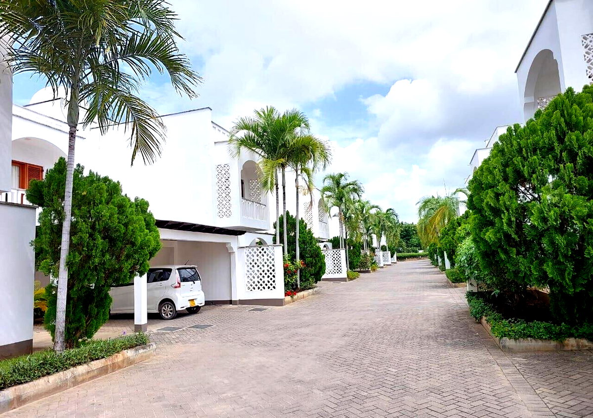4BR All-Ensuite Villa with Rooftop Kitchenette & Pool - Nyali