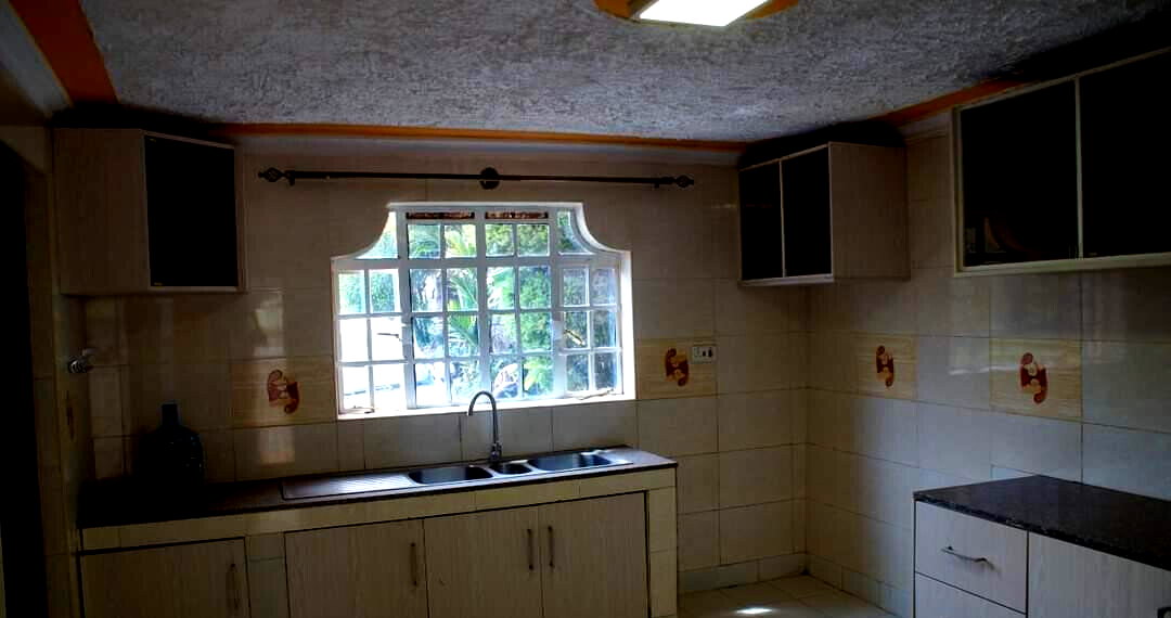 4BR All-Ensuite Townhouse with Office & Family Room – Kerarapon