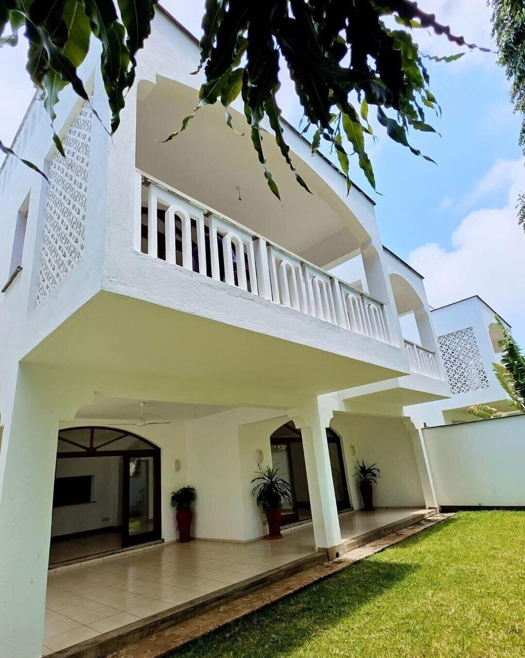 4BR Swahili-Design Townhouse with Pool & Gym - Nyali