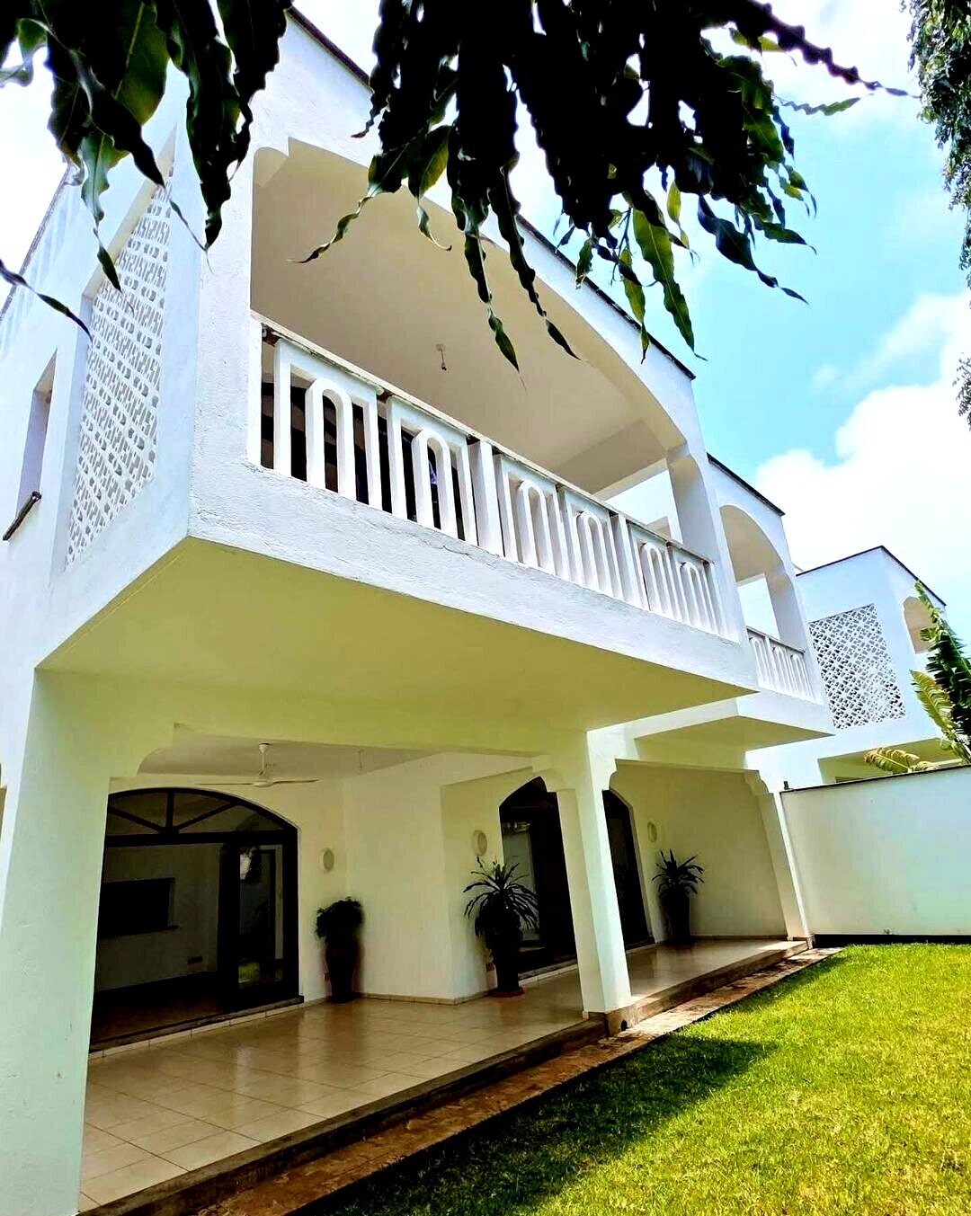4BR Swahili-Design Townhouse with Pool & Gym - Nyali