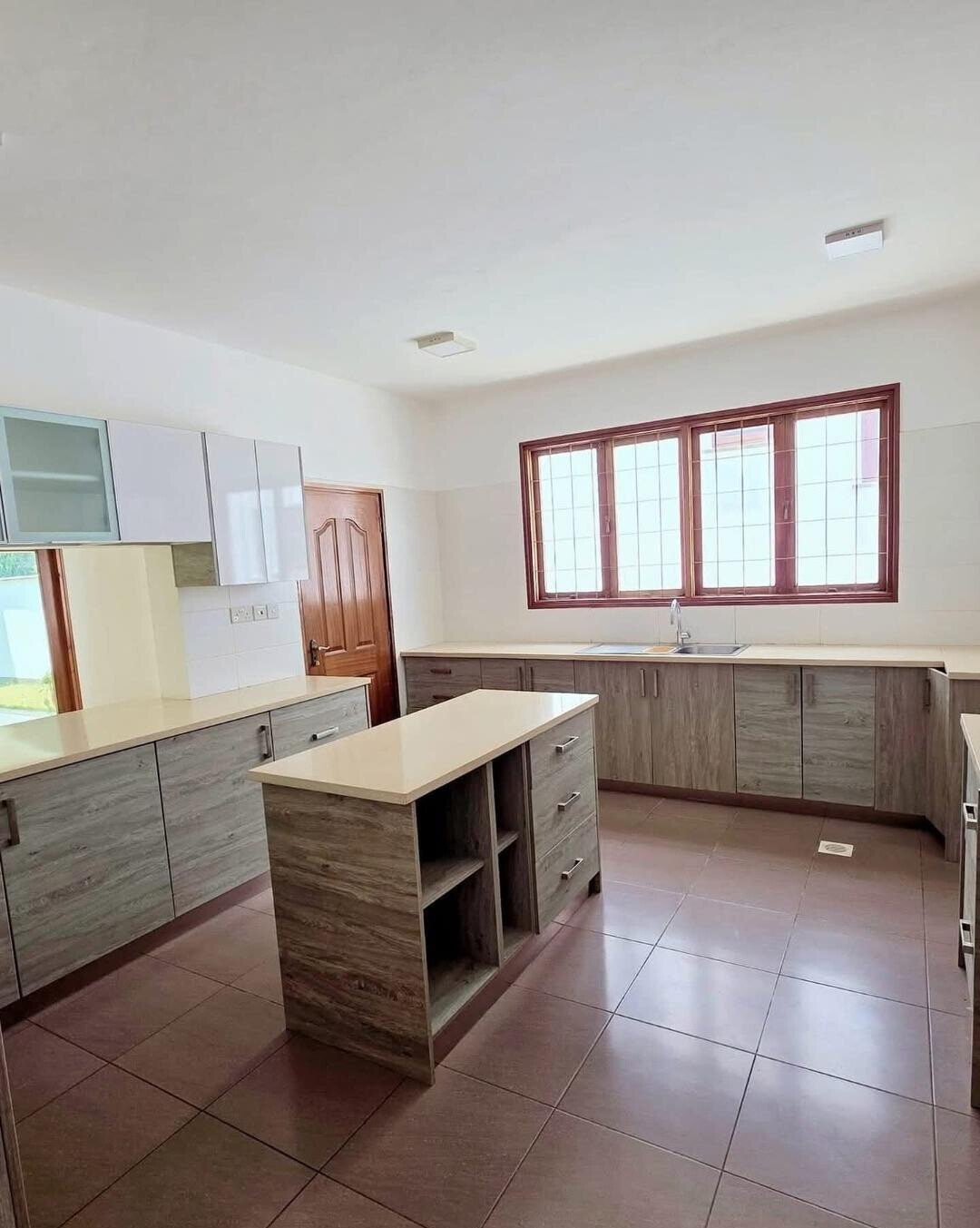 4BR Swahili-Design Townhouse with Pool & Gym - Nyali