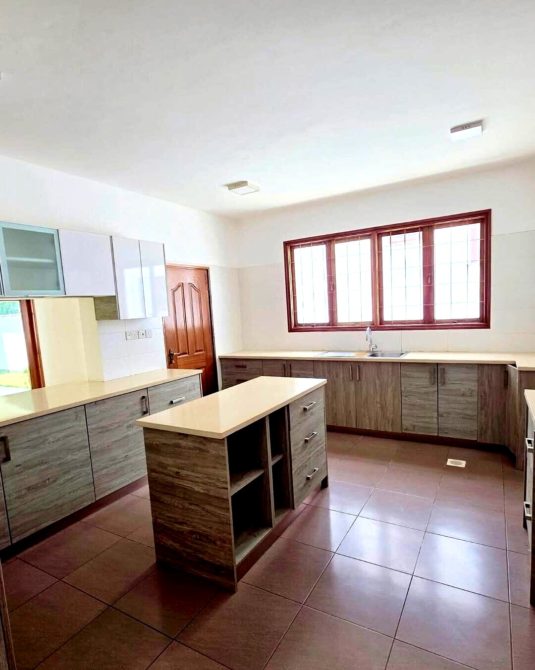 4BR Swahili-Design Townhouse with Pool & Gym - Nyali