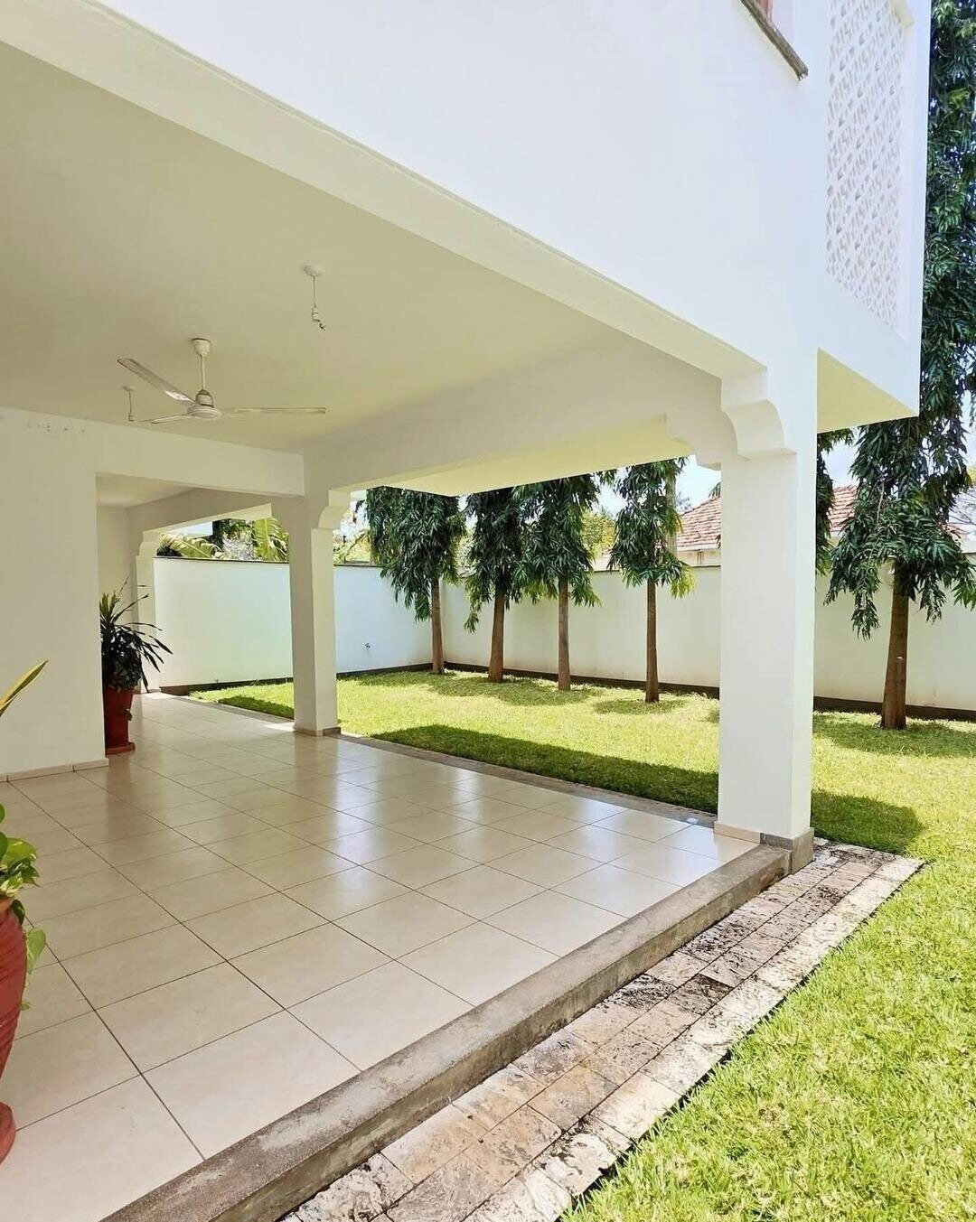 4BR Swahili-Design Townhouse with Pool & Gym - Nyali