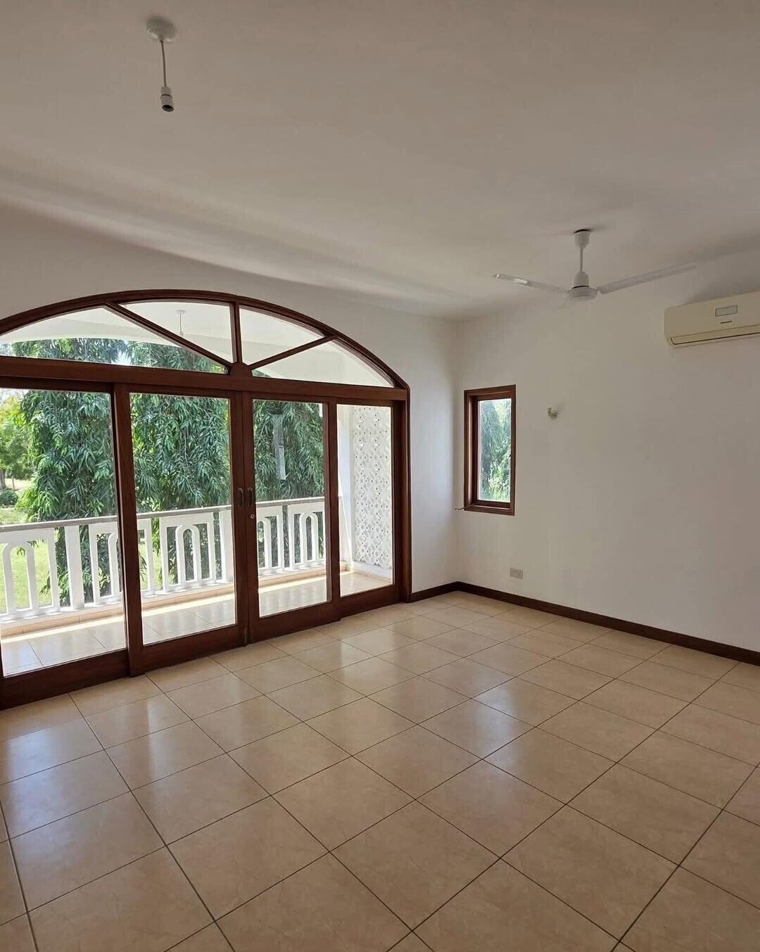 4BR Swahili-Design Townhouse with Pool & Gym - Nyali
