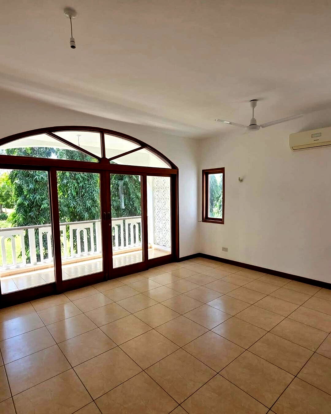 4BR Swahili-Design Townhouse with Pool & Gym - Nyali