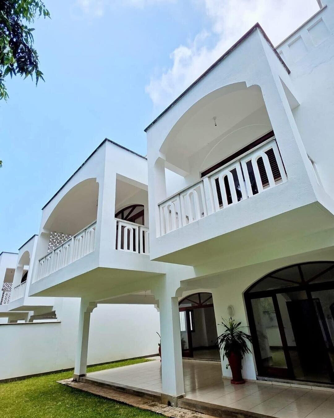 4BR Swahili-Design Townhouse with Pool & Gym - Nyali