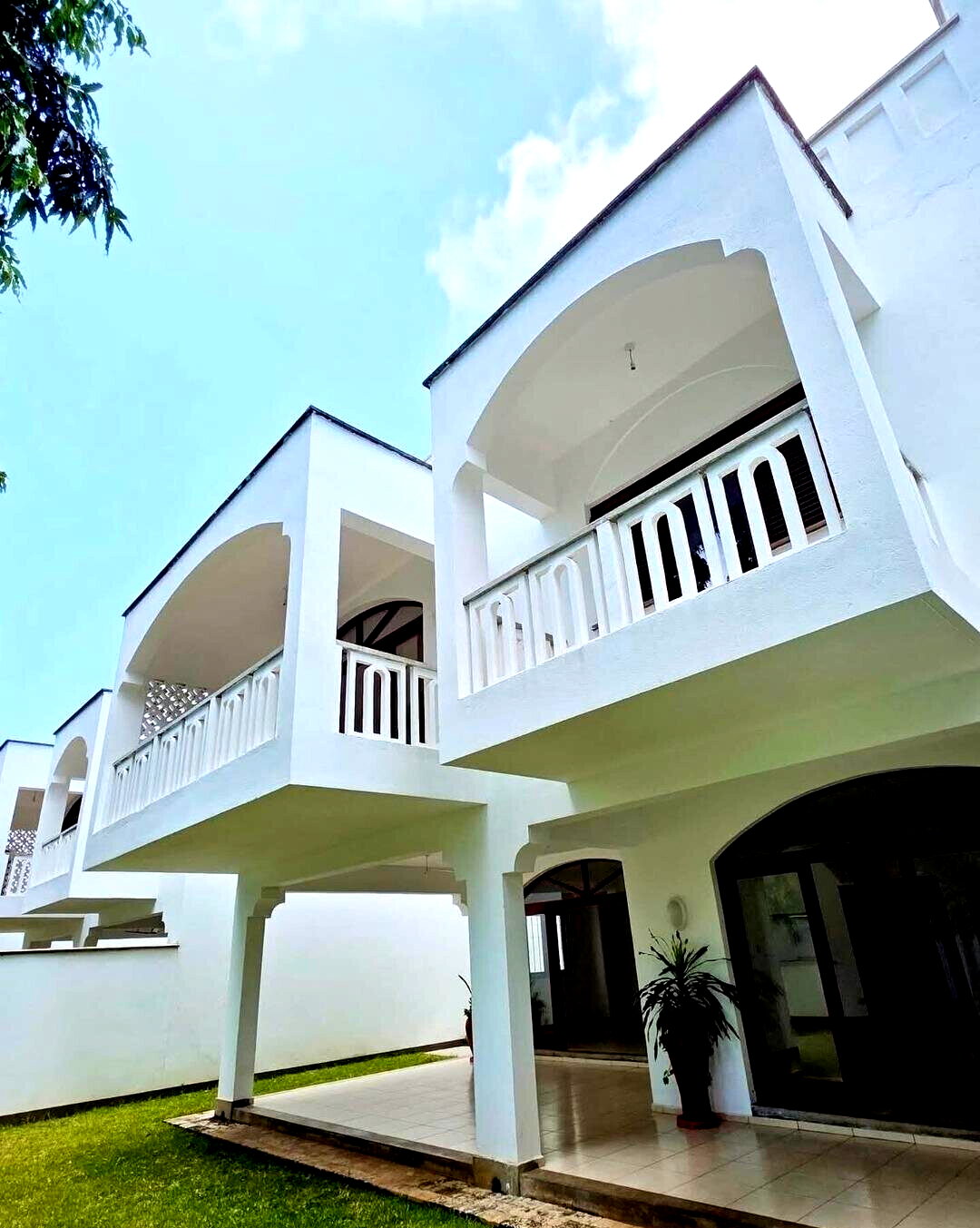 4BR Swahili-Design Townhouse with Pool & Gym - Nyali
