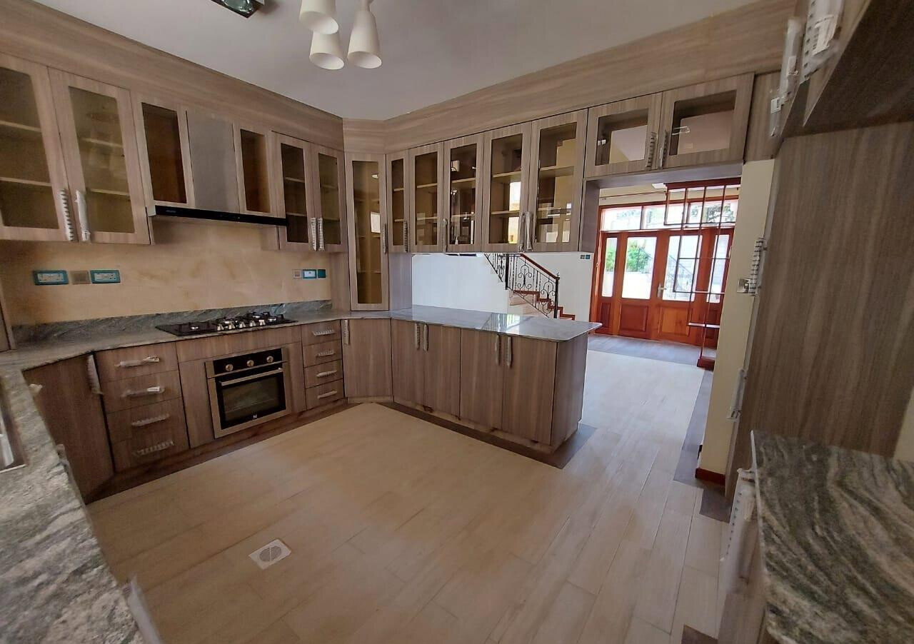 Brand-New 5BR Townhouse with Jacuzzi & Lift - Lavington