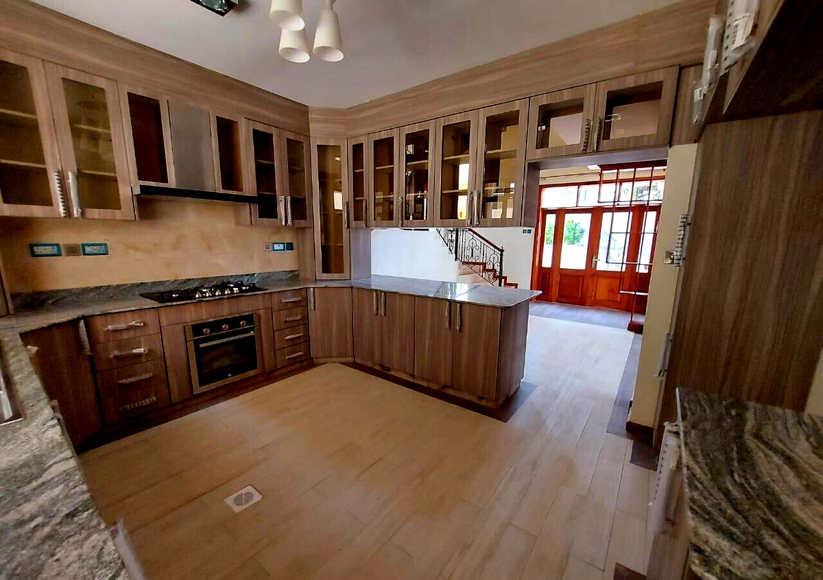 Brand-New 5BR Townhouse with Jacuzzi & Lift - Lavington