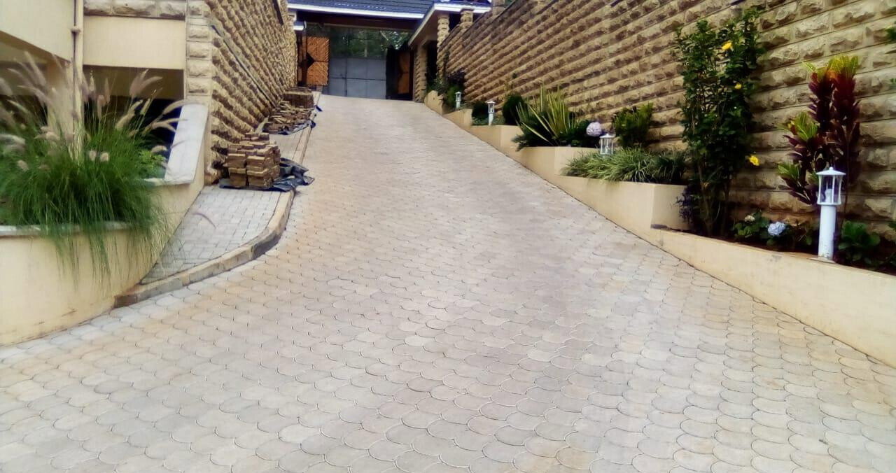 Brand-New 5BR Townhouse with Jacuzzi & Lift - Lavington