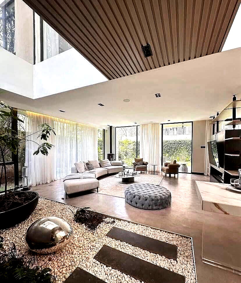 5-Bed Smart Home with Private Bridge Hideaway - Riverside Drive