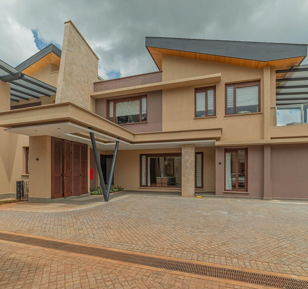 4BR Townhouse with Garden and Parking