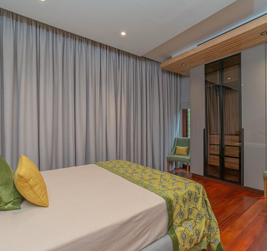 4BR Townhouse with Garden and Parking