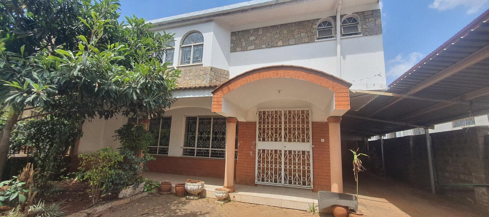 4-Ensuite Townhouse with Solar & DSQ - Westlands